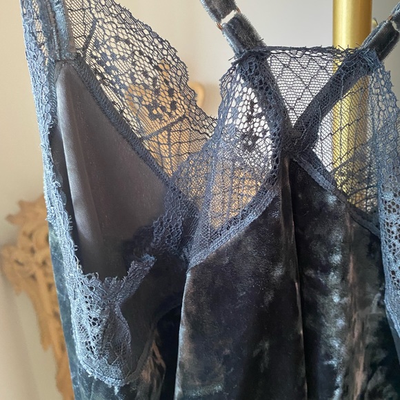 Crushed Velvet-like Tank with Lace Trim, blue-grey, small - Picture 6 of 7